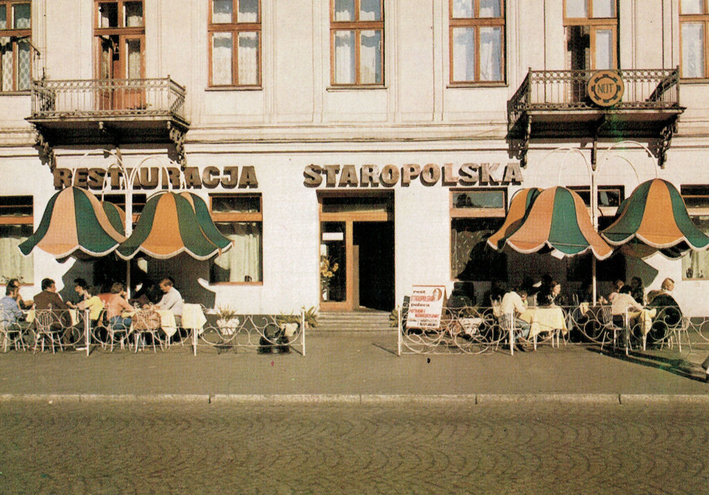 Restauracja Staropolska przy nowosądeckim Rynku. Pocztówka z lat 70. XX w. Fot. Z. Żyburtowicz/KAW