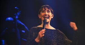 TRESURA APARATU: Kobieta. Piękna kobieta.