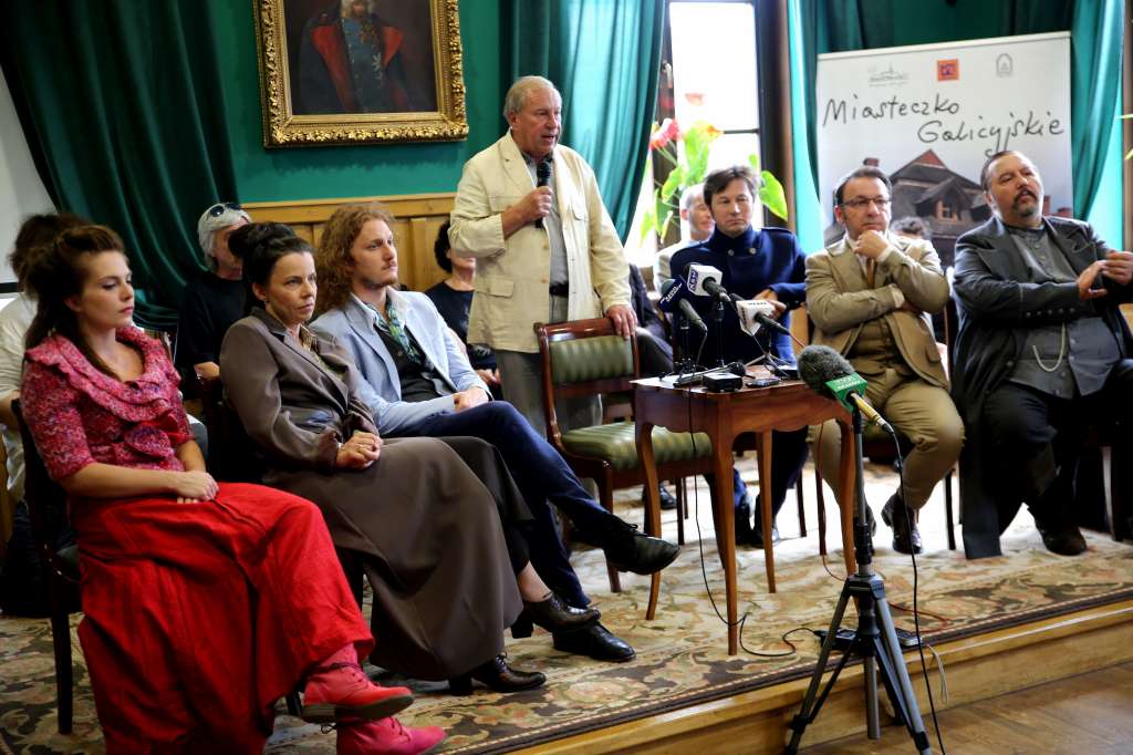 Jerzy Stuhr i aktorzy spektaklu "Rewizor" na konferencji w Miasteczku Galicyjskim w Nowym Sączu, lipiec 2014
