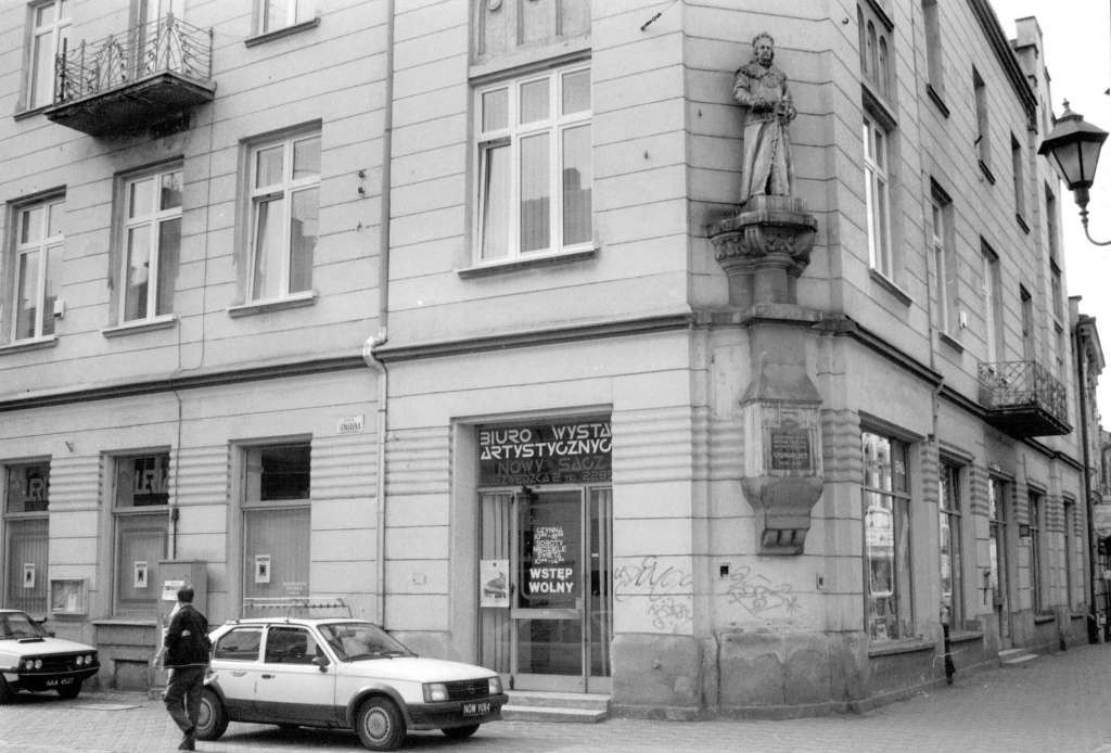 Róg Jagiellońskiej i Szwedzkiej w Nowym Sączu, Biuro Wystaw Artystycznych, 1998 rok. Fot. Janusz Miczek/Twój Sącz