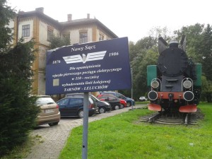 tabliczka z opisem okazji ustawienia parowozu