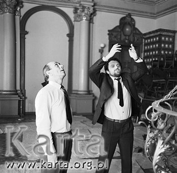 Aktor Bolesław Płotnicki i reżyser Andrzej Kondratiuk (po prawej) podczas pracy przy "Dziurze w ziemi" w reprezentacyjnej sali nowosądeckiego ratusza. 17.10.1969 r. Fot. Jarosław Tarań/KARTA
