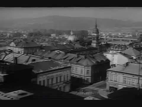 "Dziura w ziemi" - kadr z filmu z panoramą Nowego Sącza