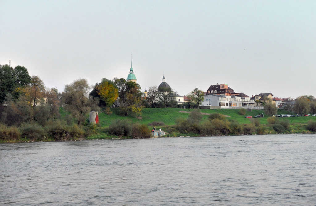 panorama Nowego Sącza znad rzeku Dunajec