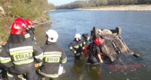 Strażacy wyłowili auto z rzeki