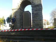 Uprzedzili demonstrantów i zdemontowali symbole