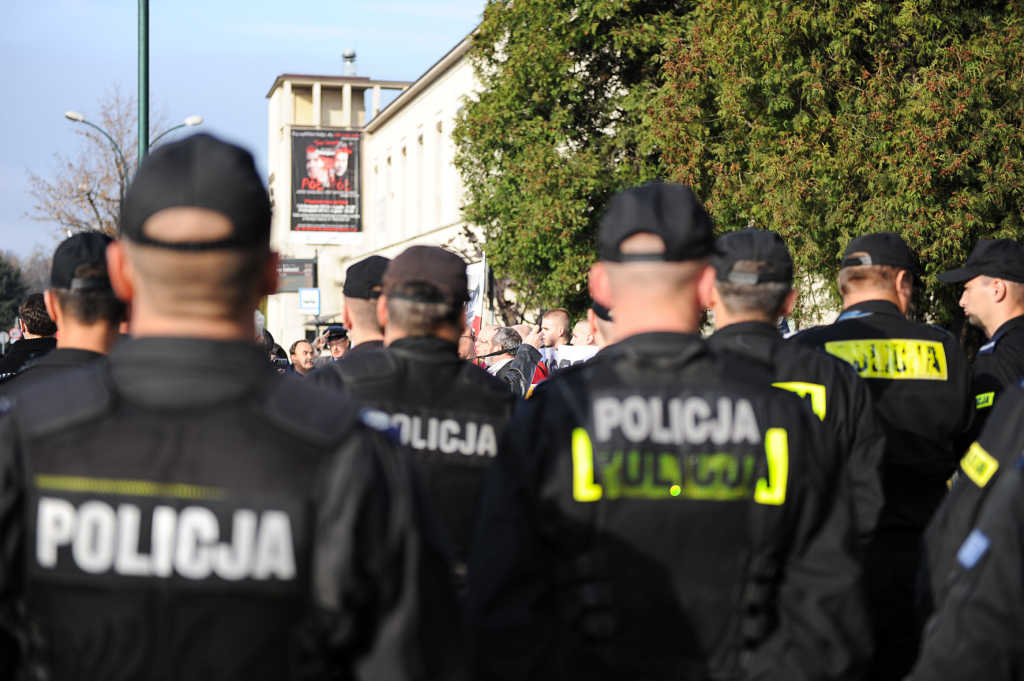 policjanci zabezpieczający demonstrację w sprawie usunięcia pomnika wdzięczności Armii Czerwonej w Nowym Sączu, 2014