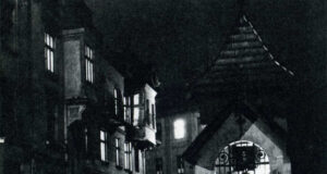 Zaułek miejski w nocy. Fot. J. Wężyk. Zdjęcie z wydawnictwa Ziemia Sądecka (1965)