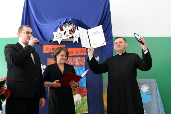 ks. Józef Janas odbiera medal Pro Publico Bono ks Józef Janas