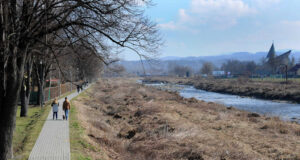 Nowy Sącz. Tereny nad rzeką Kamienica widziane z mostu na ul. Krańcowej