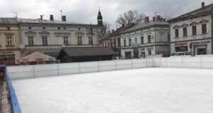 sztuczne lodowisko na rynku nowego sacza