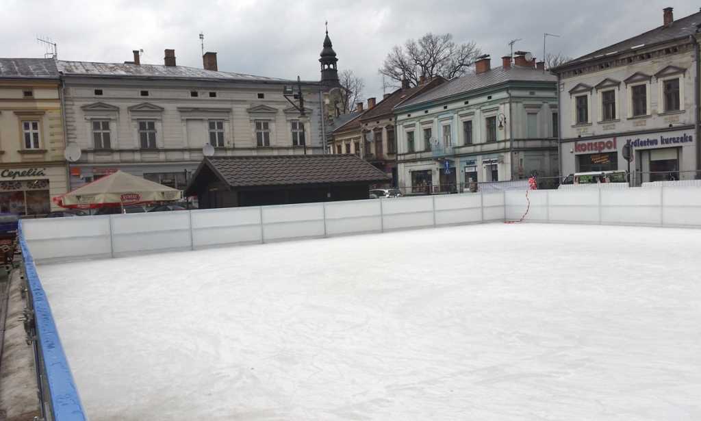 sztuczne lodowisko na rynku nowego sacza