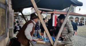 Marian Mółka (po lewej) na stoisku z rzeźbami w Miasteczku Galicyjskim