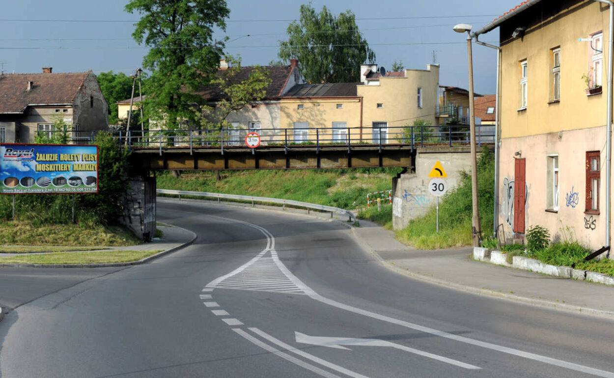 fragment ulicy Węgierskiej w Nowym Sączu z wiaduktem kolejowym