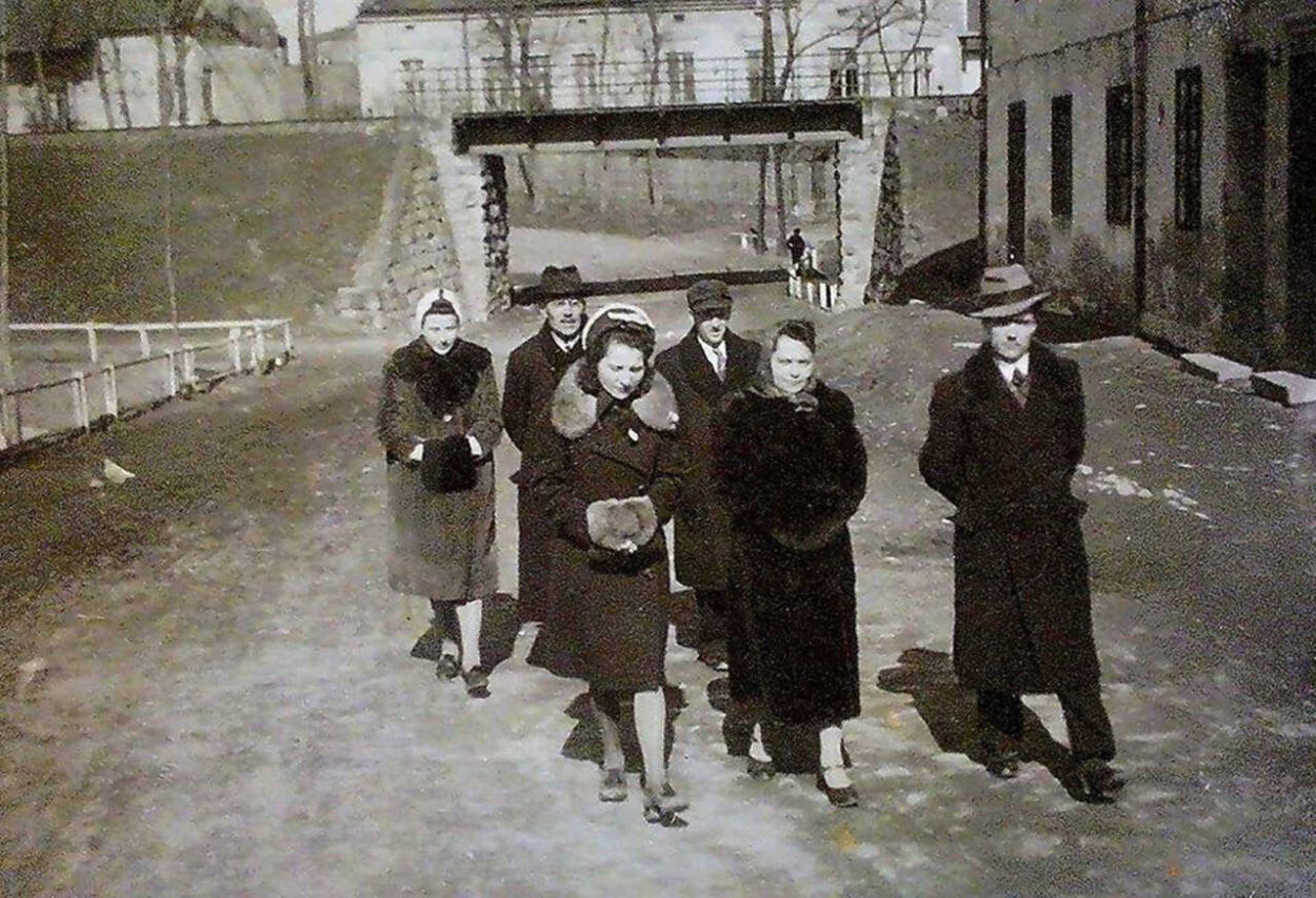 Nowy Sącz, fragment ulicy Węgierskiej z widocznym wiaduktem kolejowym