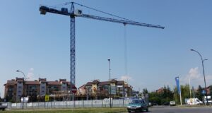 DZIEŃ W NOWYM SĄCZU: 11 sierpnia 2015 budowa hotelu Ibis przy ul. 1 Brygady w Nowym Sączu. sierpień 2015