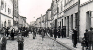 Nowosądeckie getto, ulica Kazimierza. Widok w stronę Rynku. Około 1941