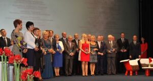 Medal Pro Publico Bono i Tarcza Herbowa dla firmy „Centrum”