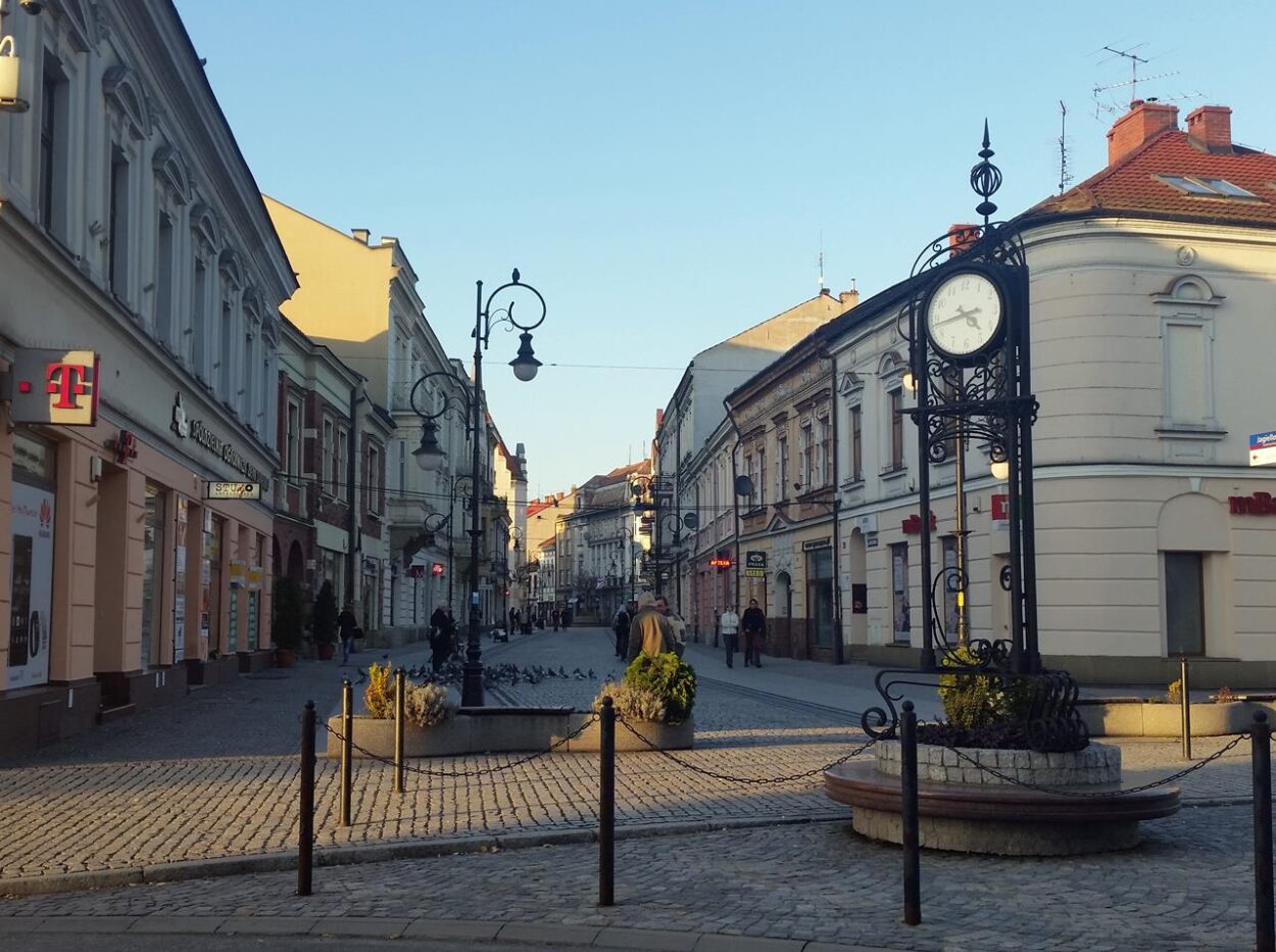Ulica Jagiellońska w Nowym Sączu widziana od strony ul. Kościuszki (2015)