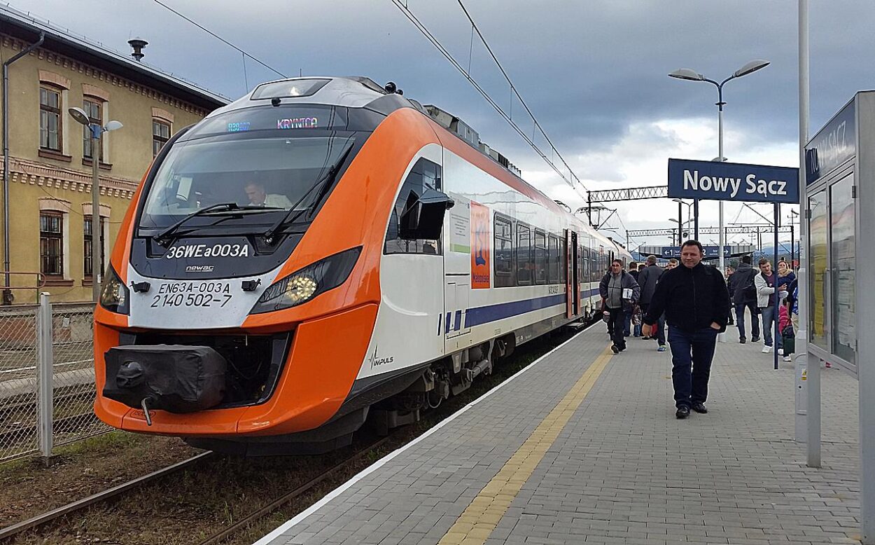 7 nowych pociągów dla Małopolski. Jeden z Impulsów jeżdżących w barwach województwa małopolskiego na stacji Nowy Sącz. Fot. JO / Twój Sącz