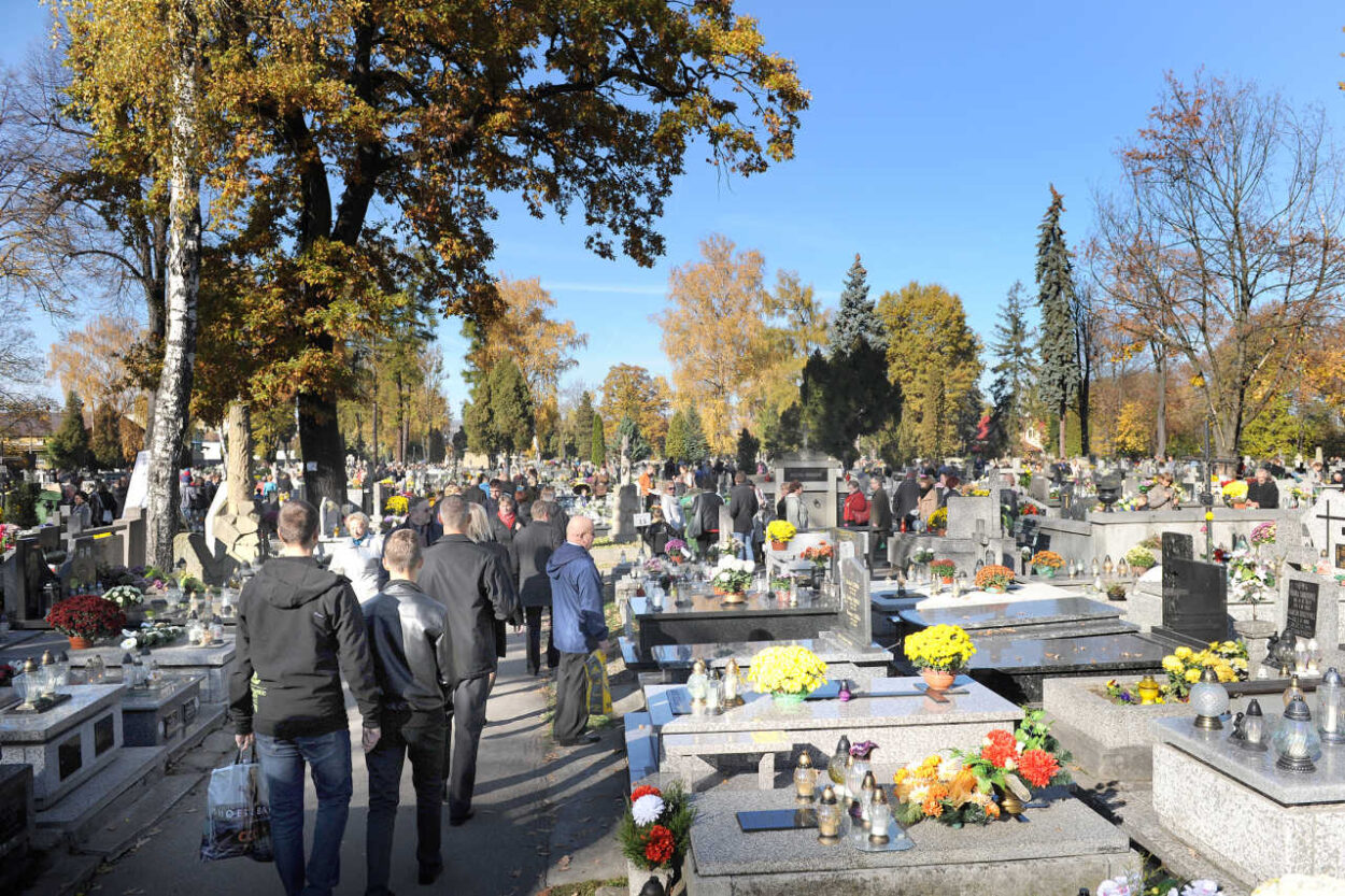 cmentarz komunalny przy ul. Rejtana w Nowym Sączu. policja zaleca ostrożność na cmentarzu