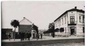 ulica Lwowska na skrzyżowaniu z ul. Naściszowską, na rogu Kamienica Sieradzkich