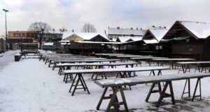 Puste stoiska na Rynku Maślanym w Nowym Sączu, niedziela