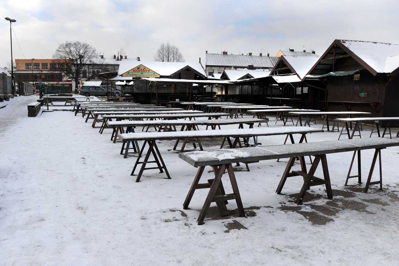 Puste stoiska na Rynku Maślanym w Nowym Sączu, niedziela
