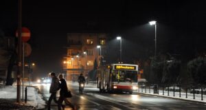 Miasto wymieni oświetlenie uliczne z lamp sodowych na LED Nowy Sącz, ulica Mickiewicza nocą