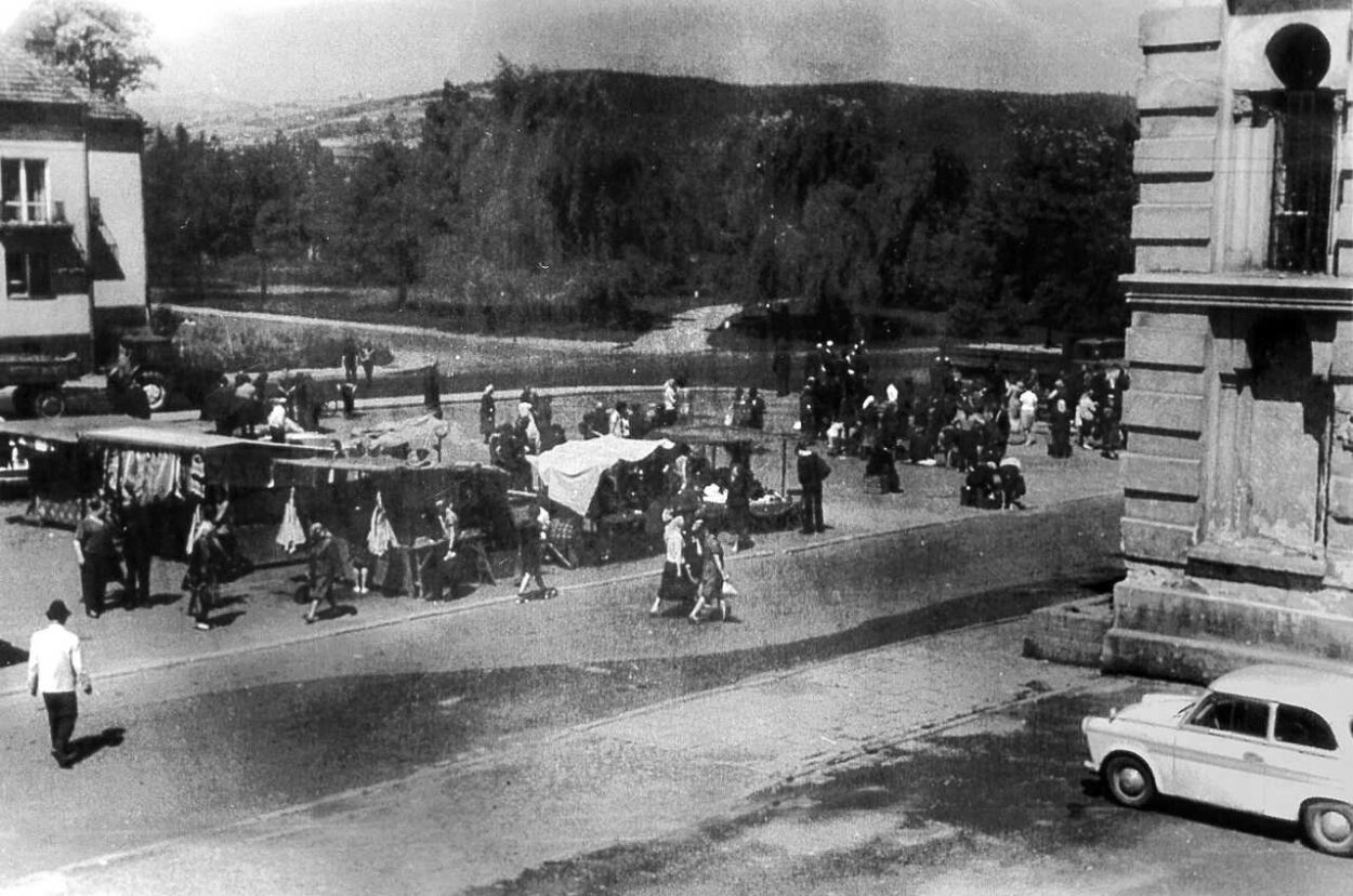 Nowy Sącz lata 60, targowisko na Placu Zamkowym, pod synagogą przy ul. Berka Joselewicza