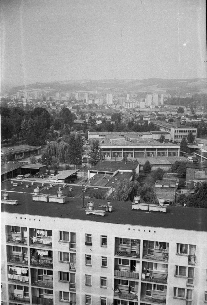 bloki na Millenium Nowy Sącz, w głębi Technikum Samochodowe