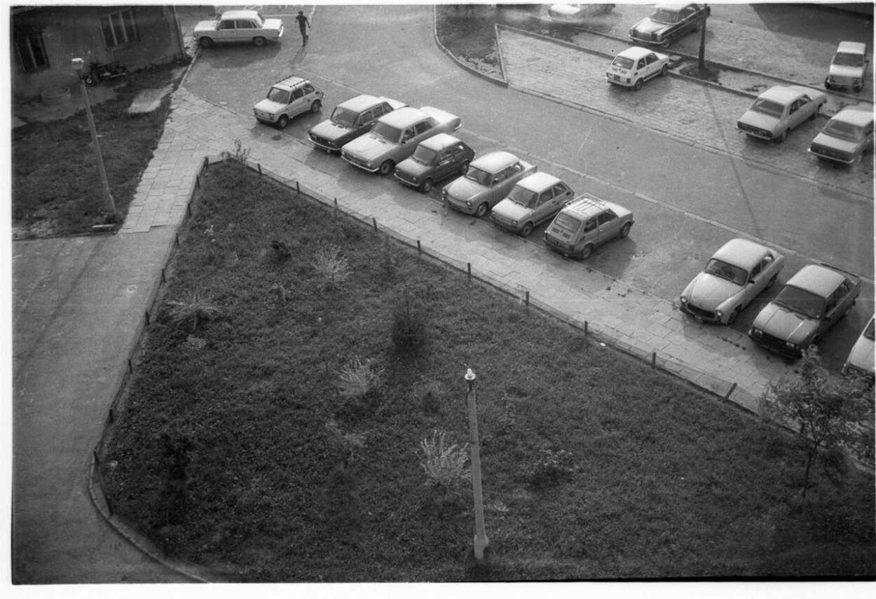 parking między blokami osiedla Milenium Nowy Sącz lata 80.