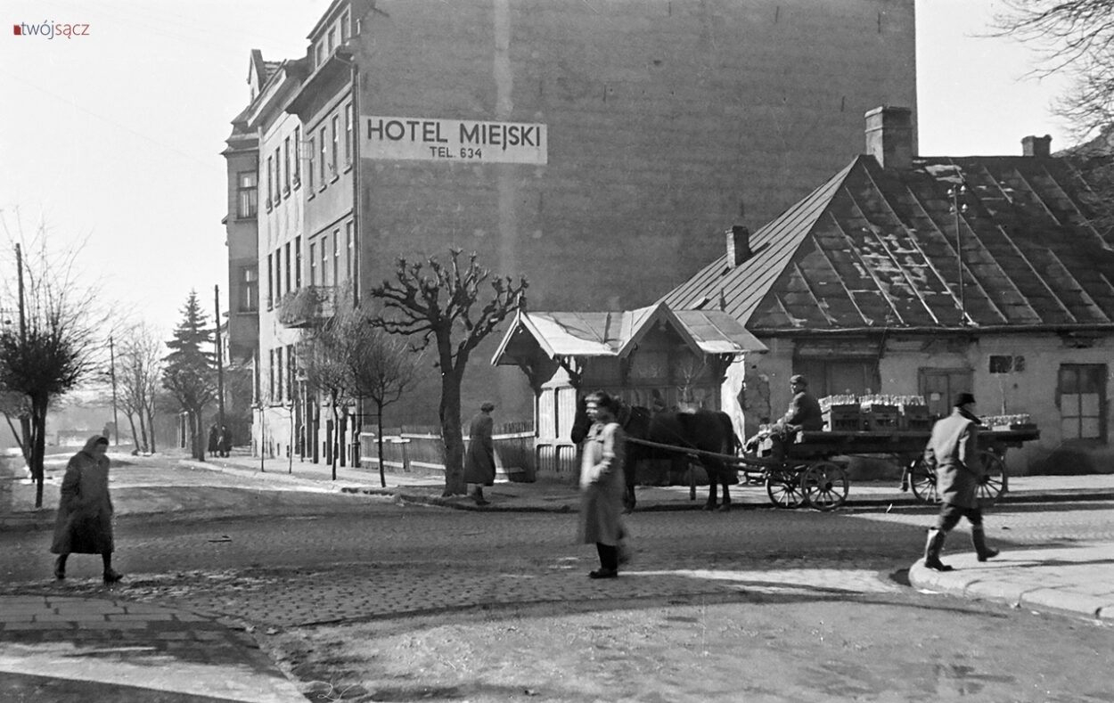 Nowy Sącz, lata 50. Skrzyżowanie ul. Narutowicza i Jagiellońskiej. W głębi przedwojenny Hotel Polonia, po znacjonalizowaniu po wojnie funkcjonował jako Hotel Miejski