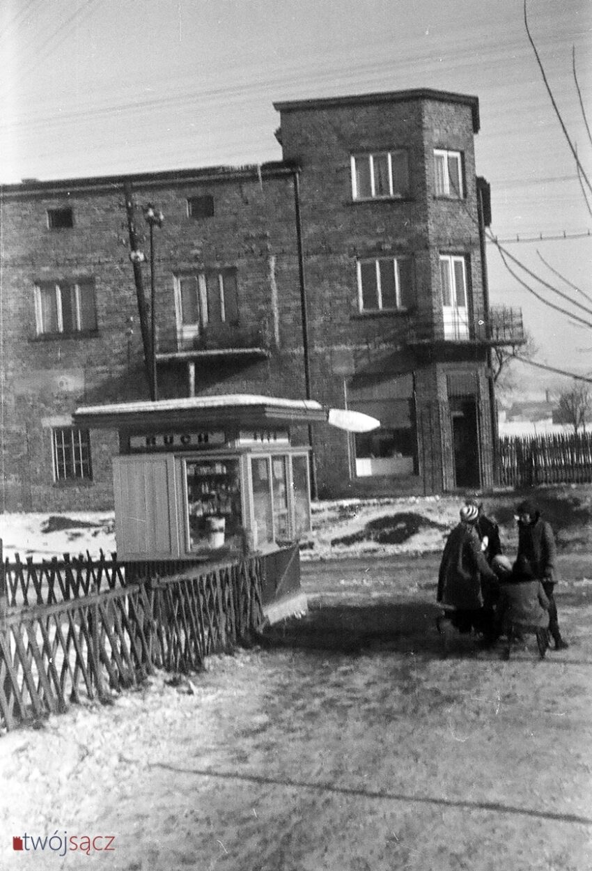 Kiosk na skrzyżowaniu ul. Kolejowej i Nawojowskiej w Nowym Sączu
