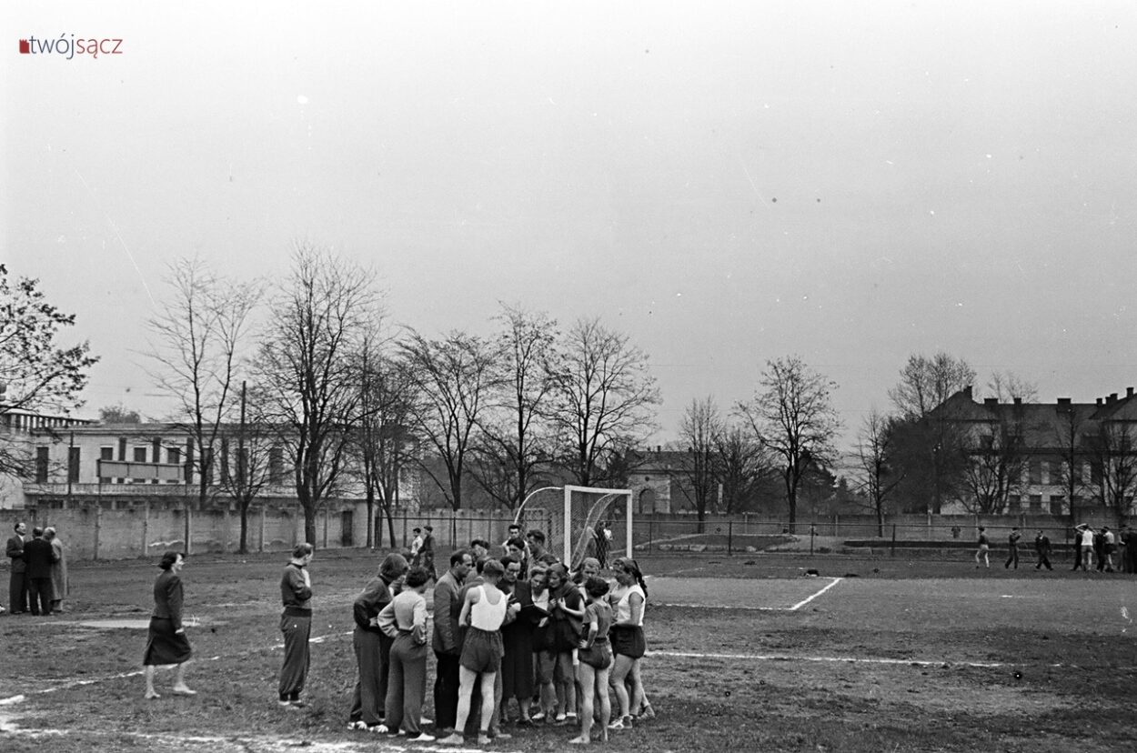 Fragment dawnego boiska Sandecji. W głębi widoczne: Dom Pierackiego, pomnik Wdzięczności Armii Czerwonej oraz II LO