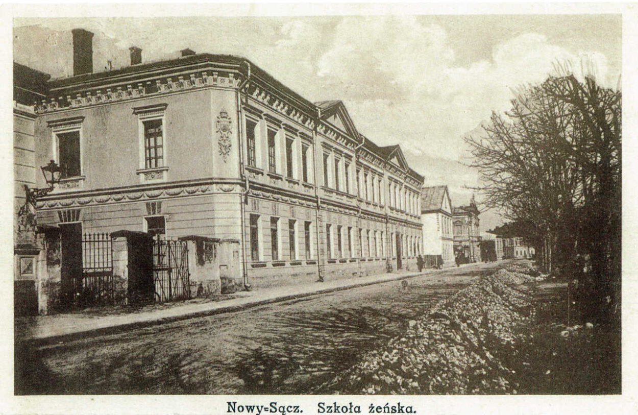 szkoła żeńska im. Jadwigi w Nowym Sączu. Grunt pod jej budowę sprzedał Ignacy Płochocki, burmistrz