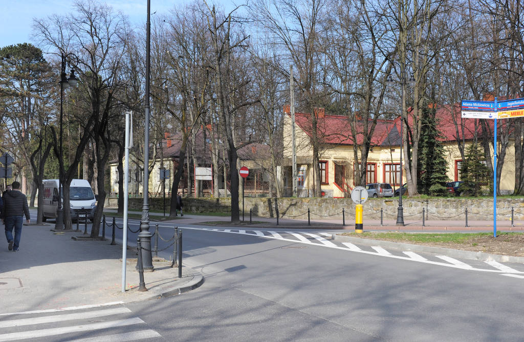 Planty w Nowym Sączu, w tle budynek Małej Galerii