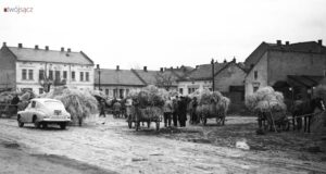 Handel słomą w centrum miasta