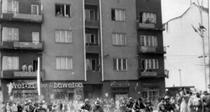 pochody 1-majowe w nowym saczu - motocyklisci wjeżdżają z ul. Jagiellońskiej w ul. Mickiewicza