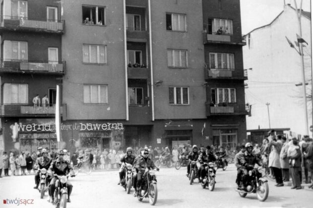 pochody 1-majowe w nowym saczu - motocyklisci wjeżdżają z ul. Jagiellońskiej w ul. Mickiewicza