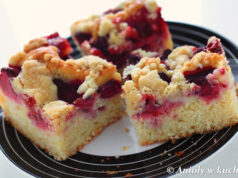 ANIOŁY W KUCHNI: Ciasto drożdżowe z truskawkami (bez wyrabiania)