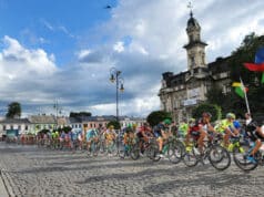 Nowy Sącz Rynek. Kolarze na trasie 3. etapu 73. Tour de Pologne