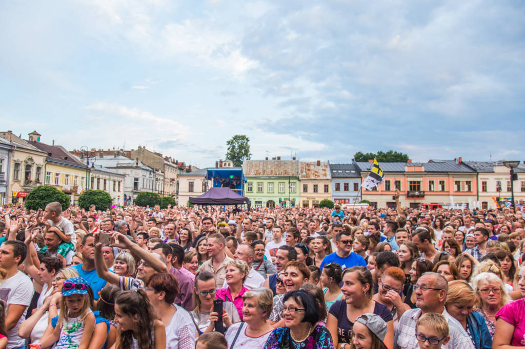 Golec uOrkiestra w Nowym Sączu publiczność na Rynku