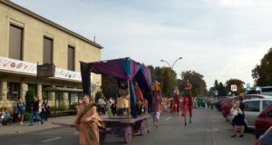 Korowód szczudlarsko-kuglarski z okazji inauguracji XX Jesiennego Festiwalu Teatralnego