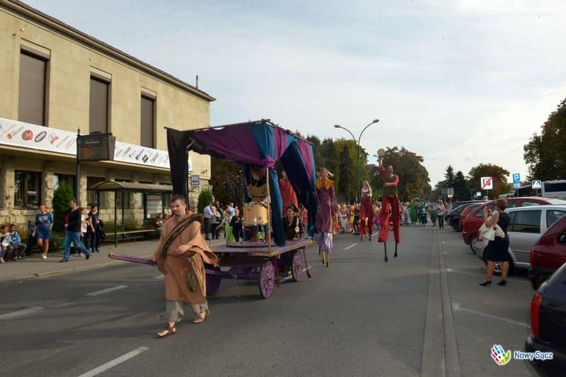 Korowód szczudlarsko-kuglarski z okazji inauguracji XX Jesiennego Festiwalu Teatralnego