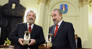 Marian i Józef Koralowie odbierają akty nadania tytułu Honorowego Obywatela Miasta Nowego Sącza
