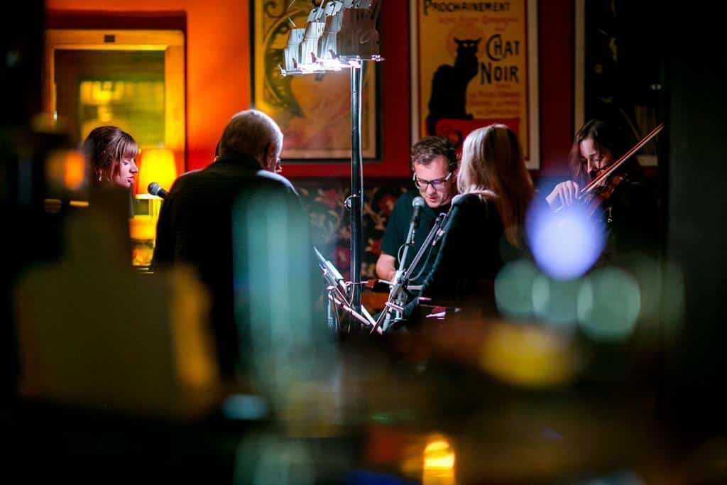 spektakl  Teatru Słowa "trzynastka"  w kawiarni Prowincjonalna w Nowym Saczu