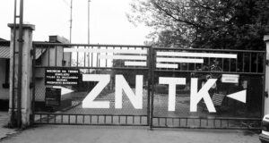 Lata 90. w Nowym Sączu - brama wjazdowa do zakładów ZNTK (dziś Newag)