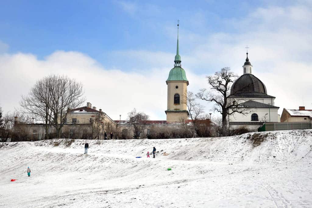 Tereny nad Dunajcem w Nowym Sączu. W głębi zabudowania pofranciszkańskie oraz Kościół Ewangelicki przy ul. Pijarskiej.