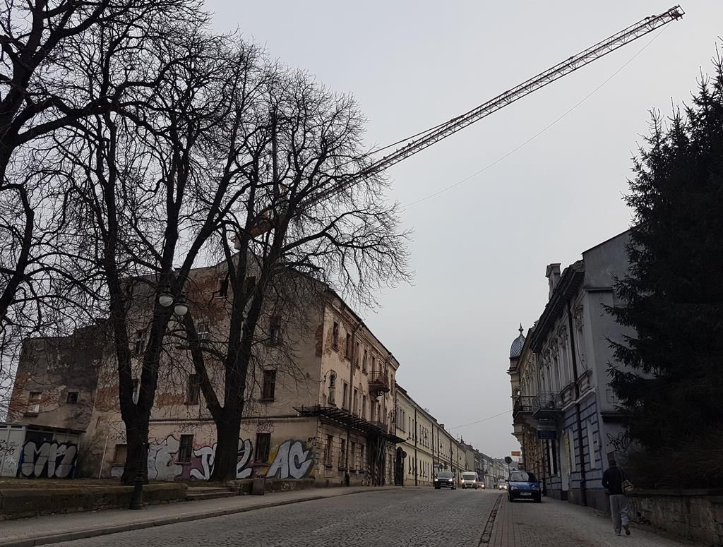 jezuici rozpoczynają remont kamienicy w Nowym Sączu